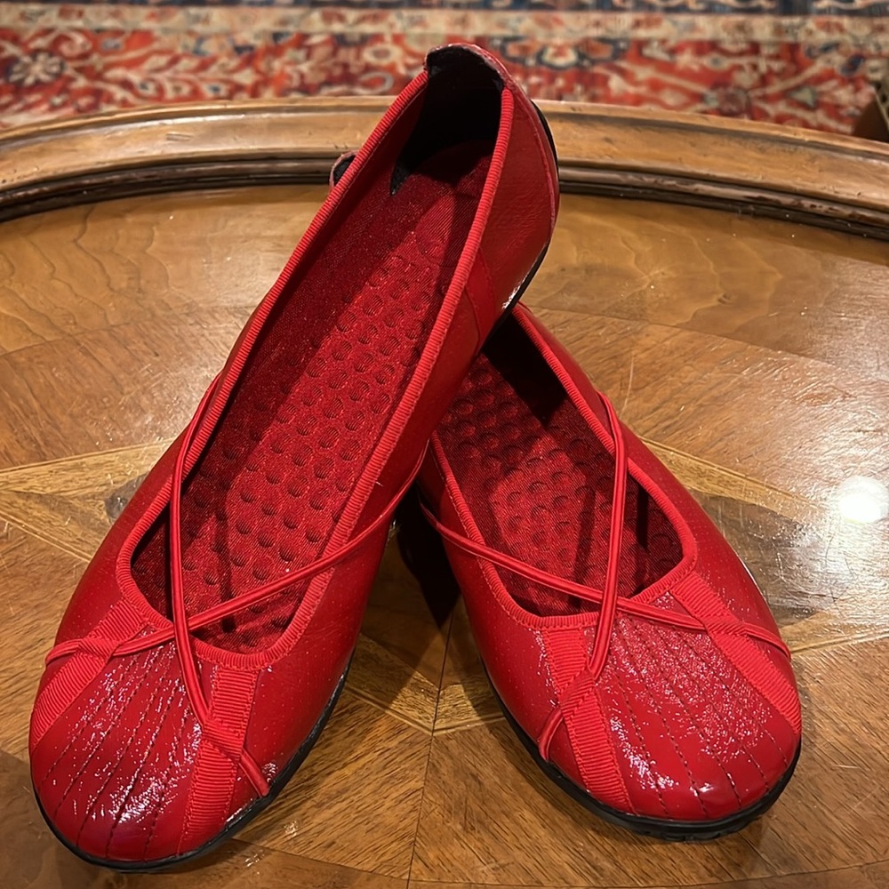 PRIVO Red Leather Penny Ballet Flats size 9 EUC
Heel to Toe 10”